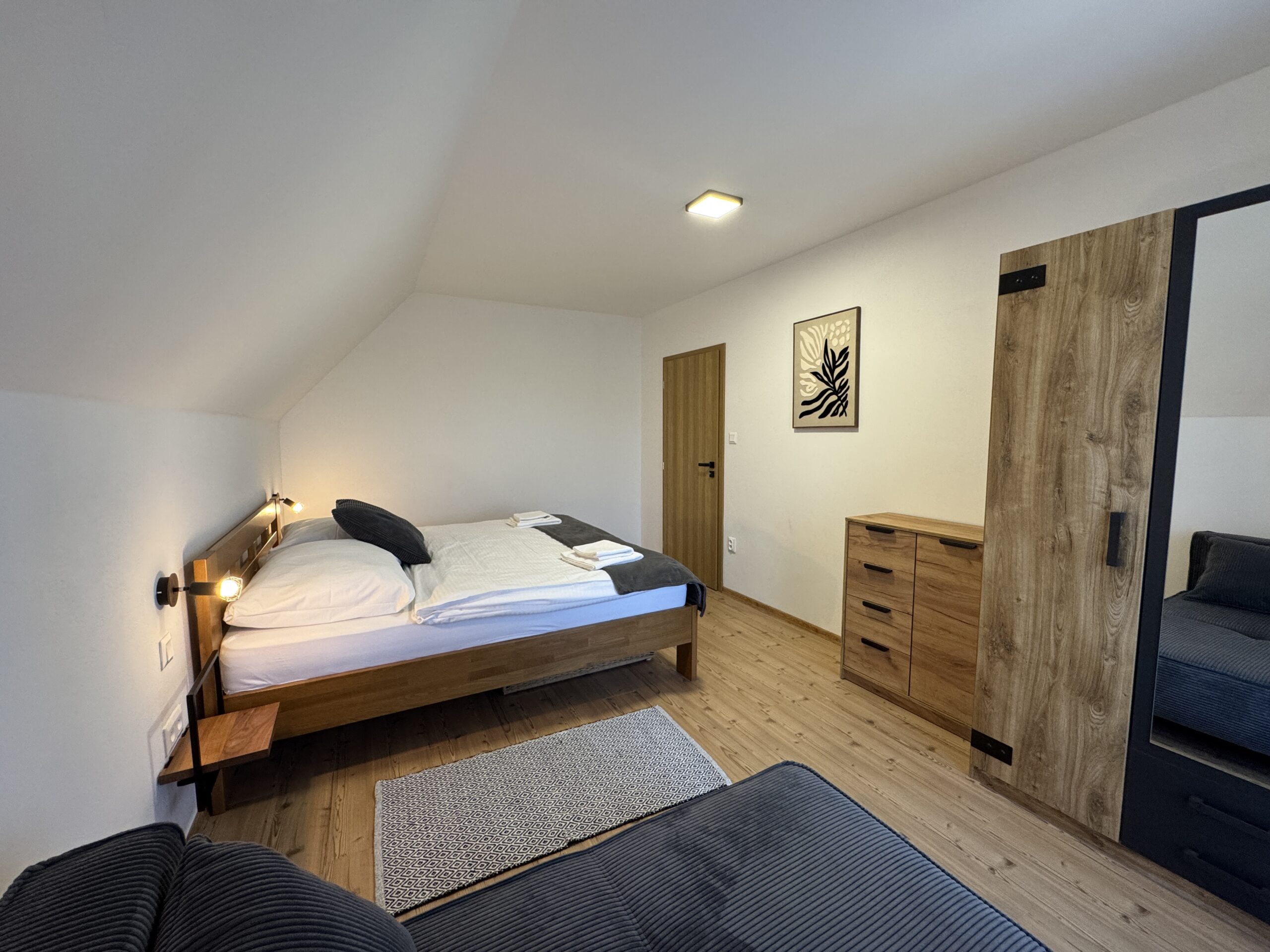 Spálňa s king size posteľou + plnohodnootný rozkladací gauč