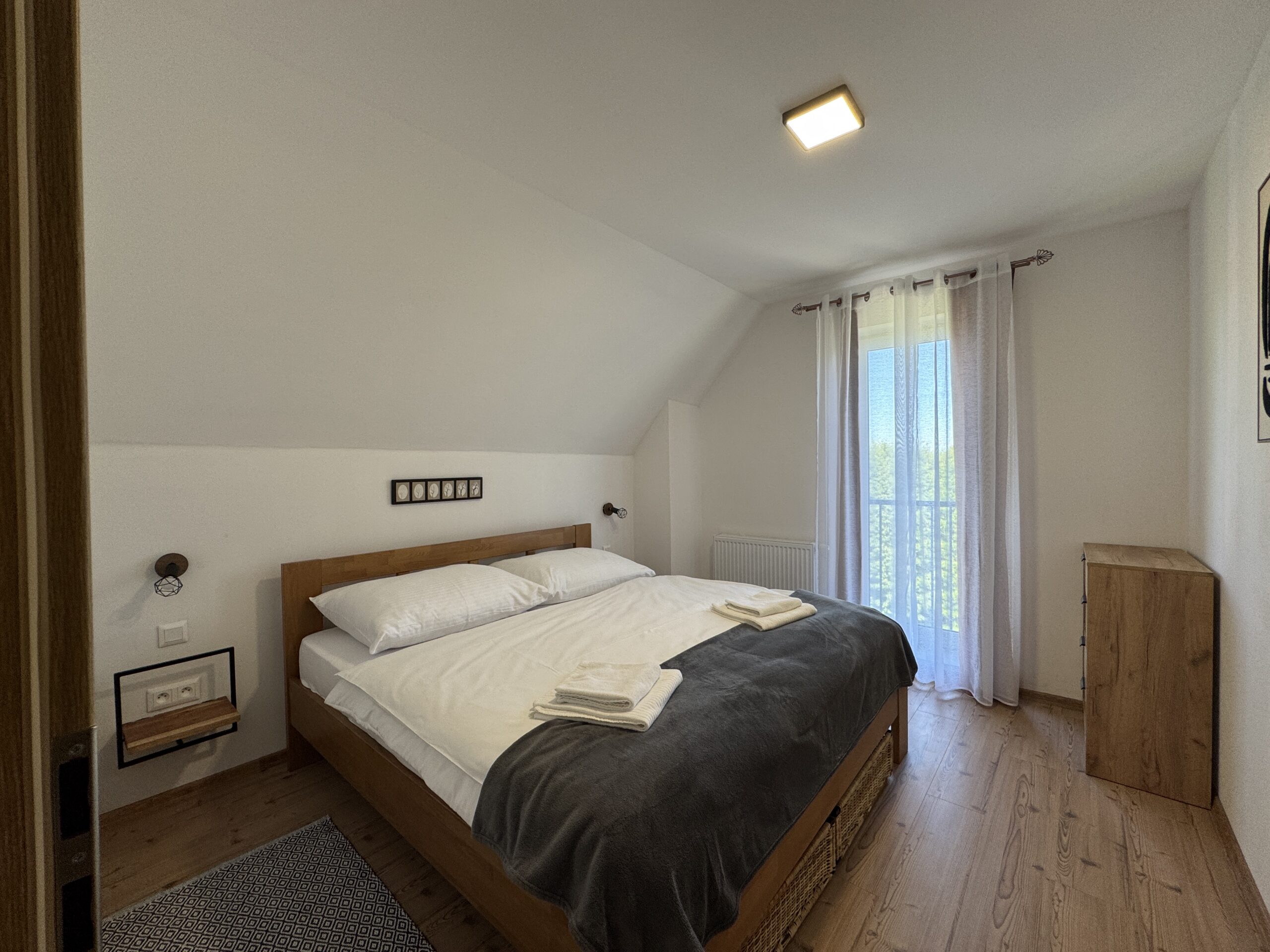 spálňa s King size posteľou